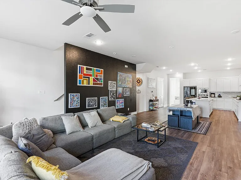 8132 Bromley Dr — Photo 12