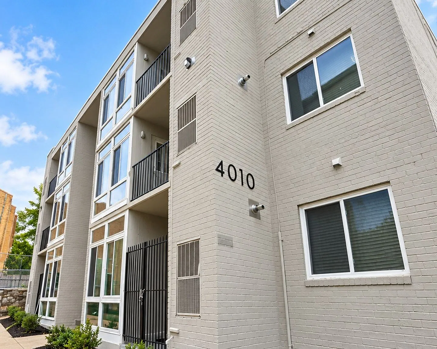9th St SE, 4010 — Photo 3
