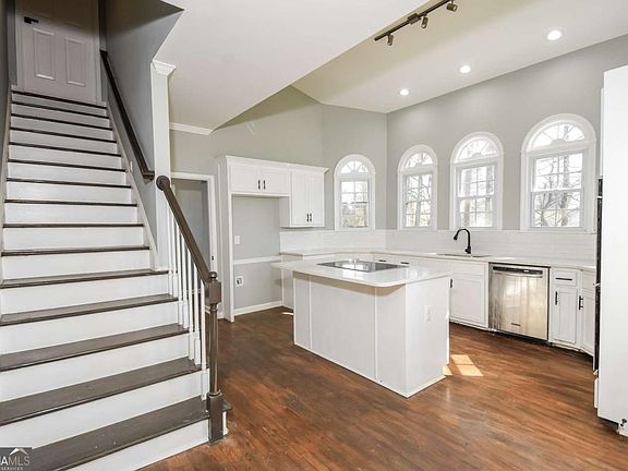 3rd image of 730 Redlion Run