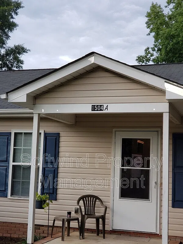 2 bed, 1.0 bath, 824 sqft, $1,150 — Photo 1