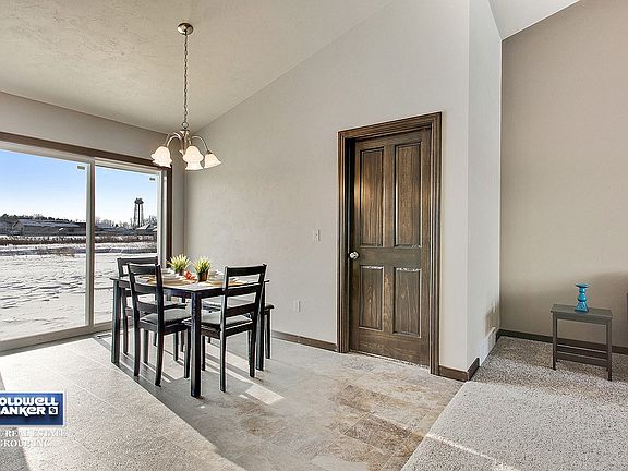 Dining area w/patio doors