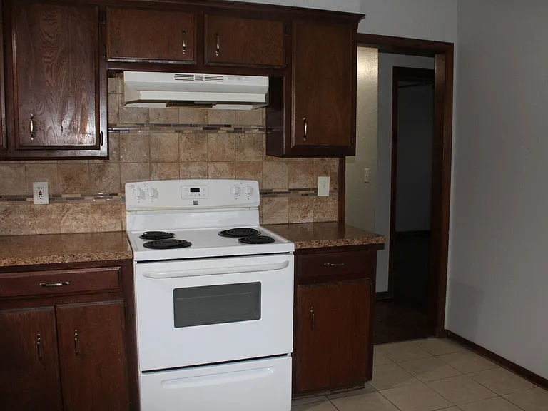 4033 Locust Dr — Photo 11