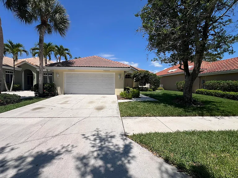 244 Hampton Pl — Photo 2