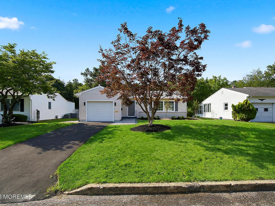 1st image of 1023 E Edgebrook Drive