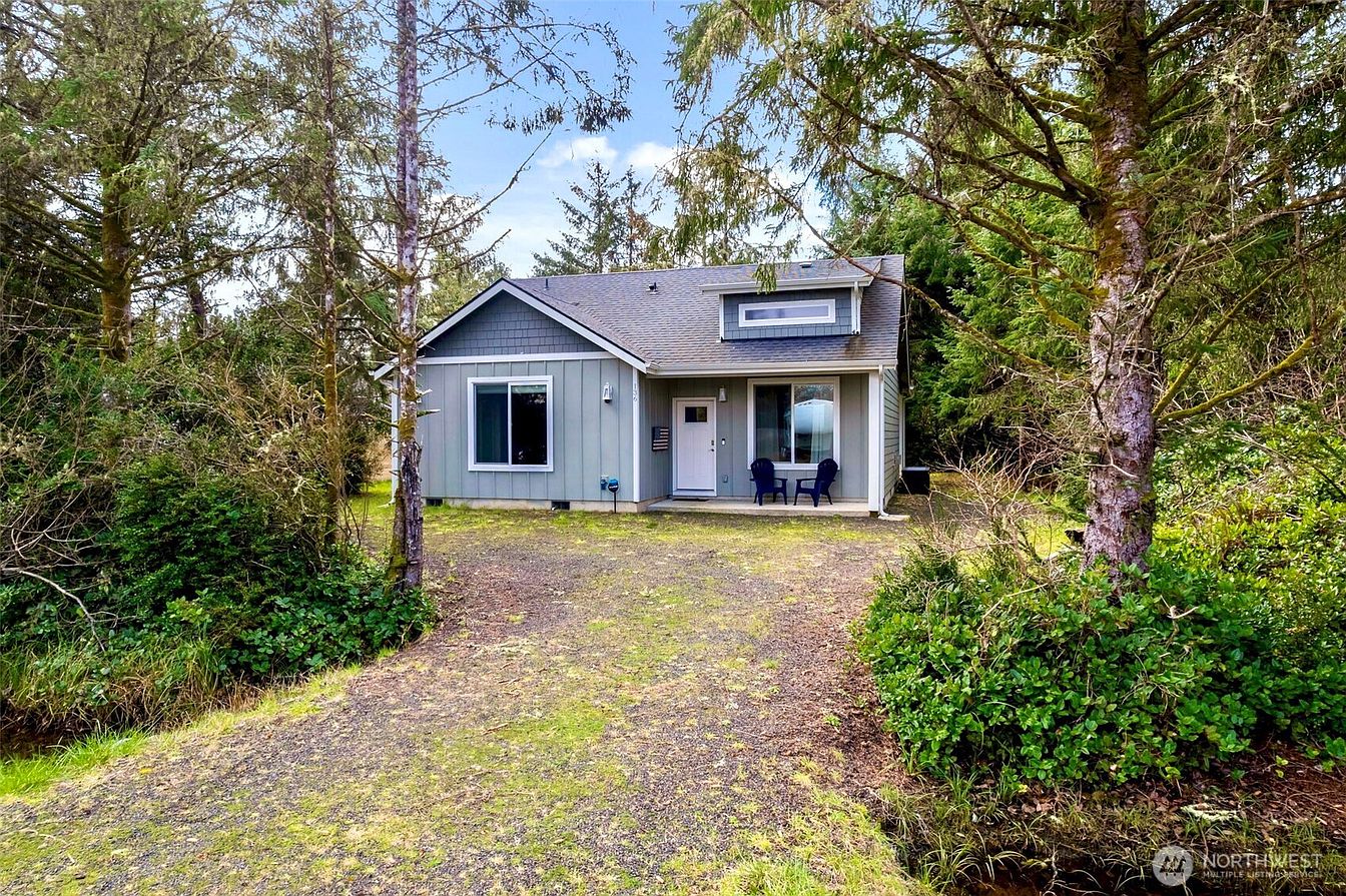 1st image of 136 Spruce Loop SW