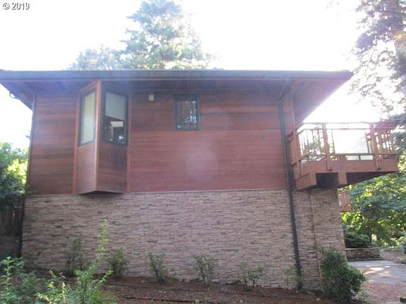 4th image of 754 NW Highland Dr