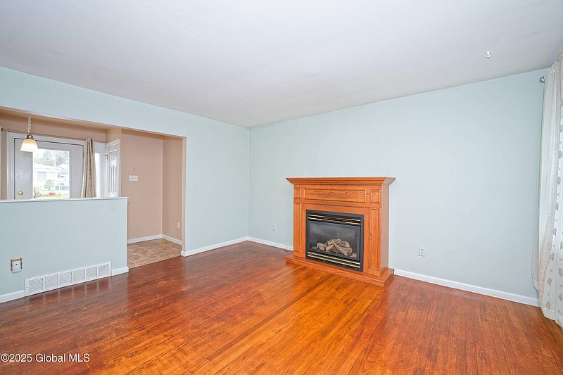 5th image of 16 Harold Avenue