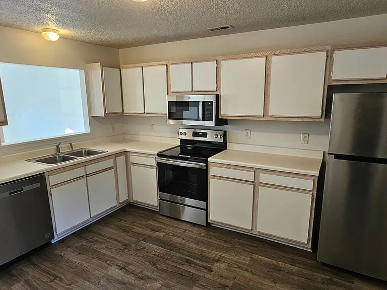 204 Fairwood Ct — Photo 10