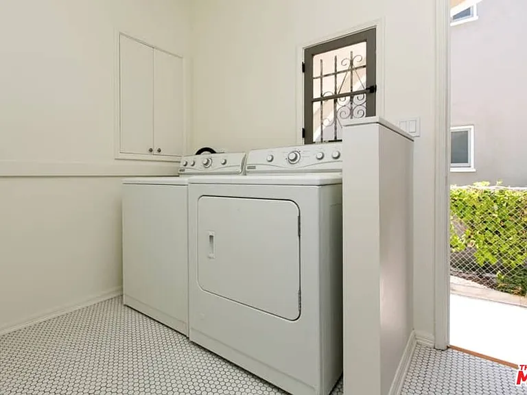 1136 S Hayworth Ave — Photo 24