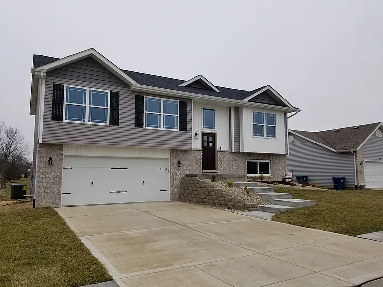 300 Olyvia Dr — Photo 2