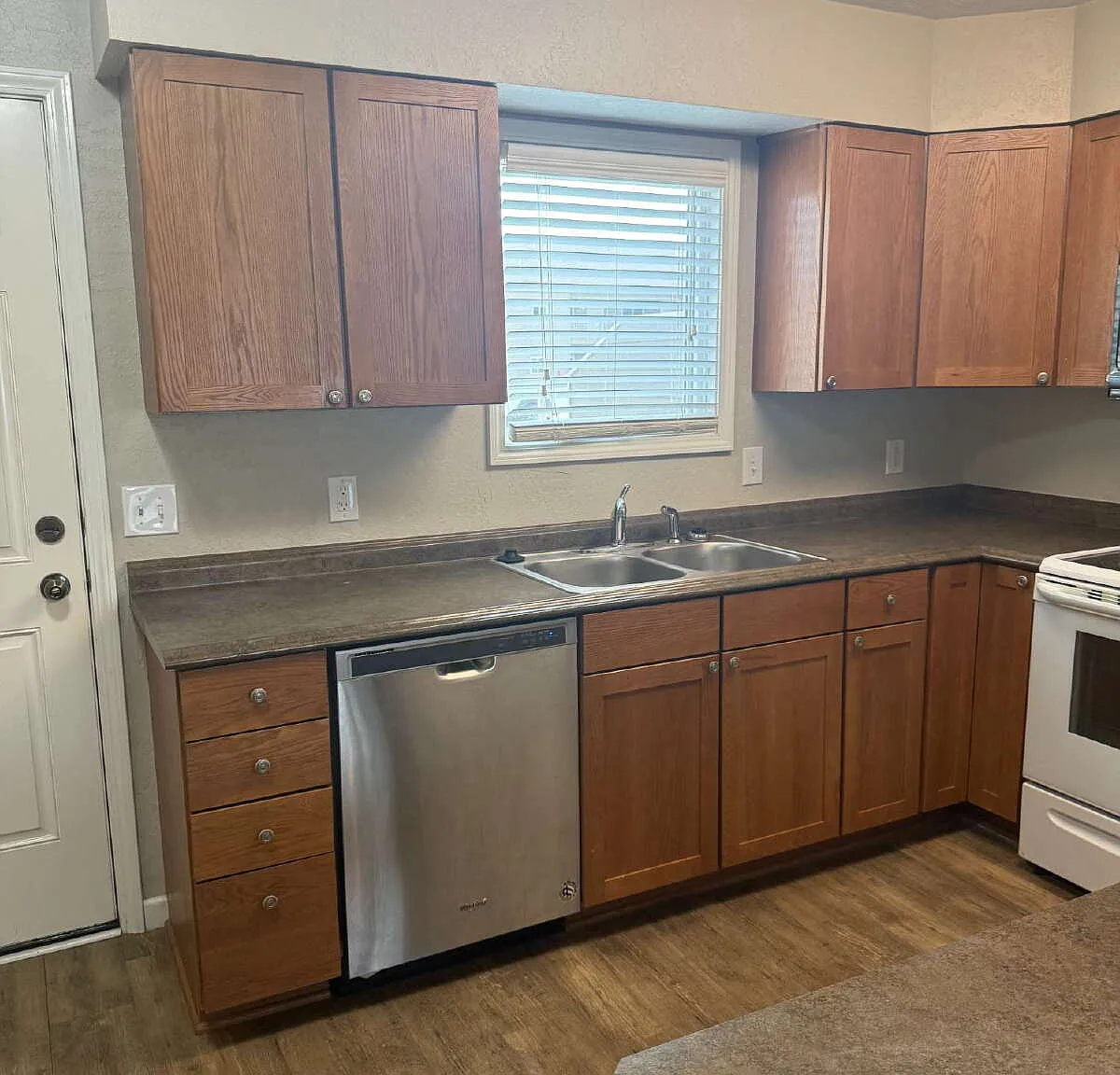 3 bed, 1.0 bath, 1400 sqft, $950 — Photo 4