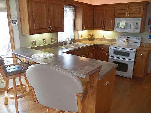 Kitchen with Snack Bar