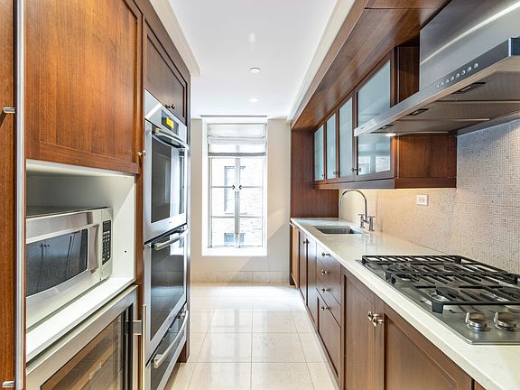 3rd image of 140 E 63rd St APT 16B