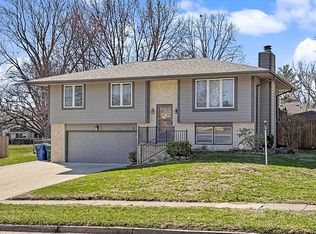 8212 Parkview Dr, Urbandale, IA 50322