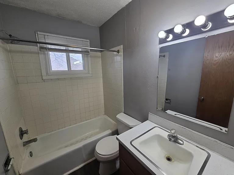 811 W 3rd St #8 — Photo 5