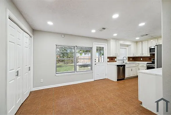 209 Stewart St — Photo 8