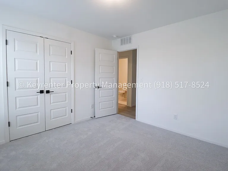 2908 S Redwood Ave — Photo 22