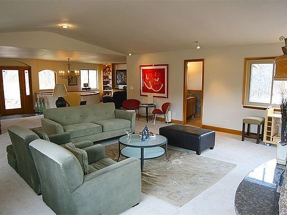 Entry/Living Room