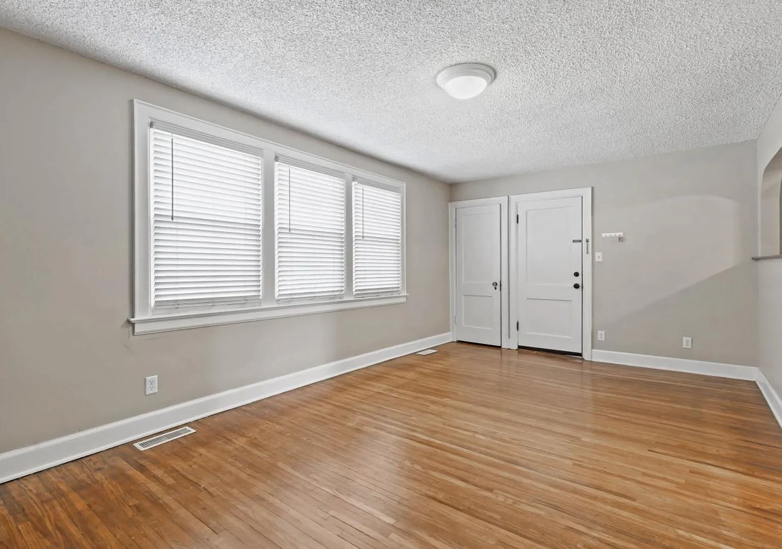 1377 Northwest Blvd - Apt A — Photo 3
