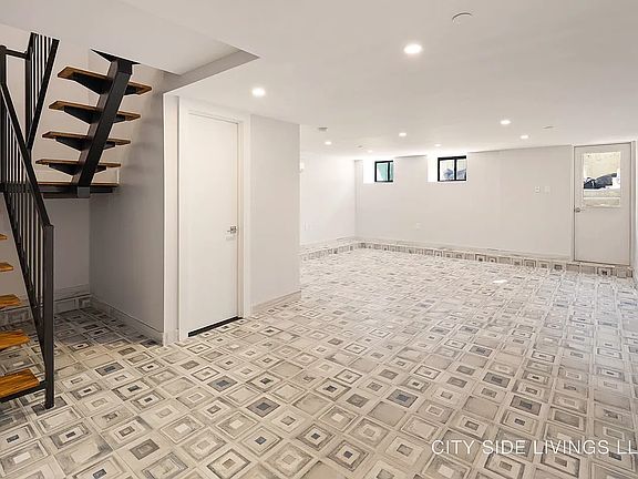 2nd image of 996 Carroll St #1RR