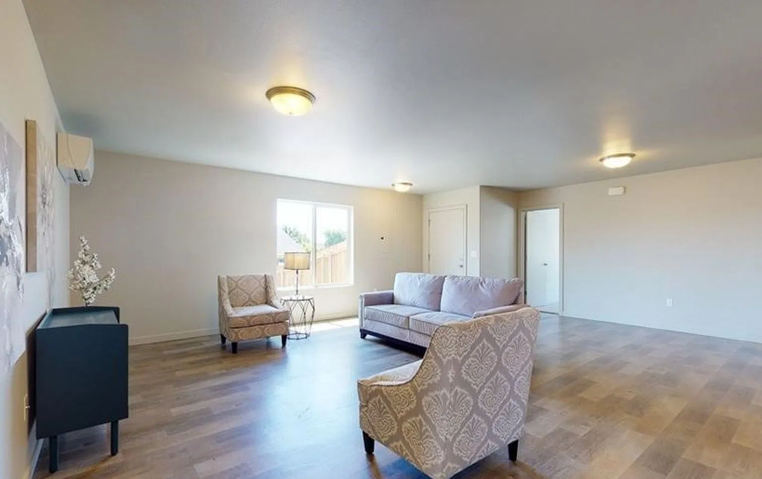 Modern 3 Bedroom, 2 Bathroom Townhouse for Rent — Photo 4