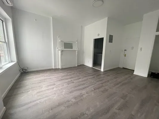 Rented by Perry Associates NYC Inc | media 18