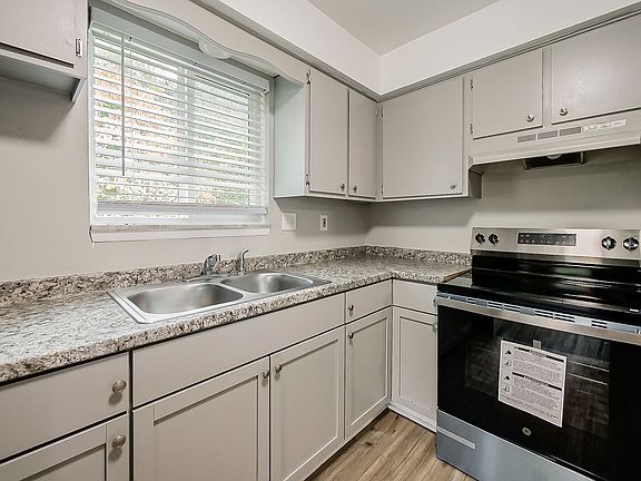 4th image of 221 Summit Ridge Dr