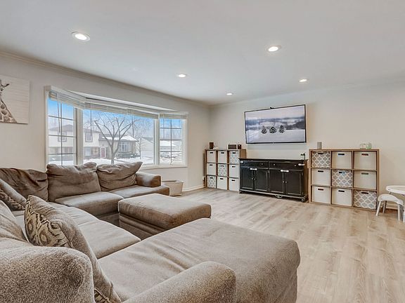 3rd image of 1454 E Gloria Dr