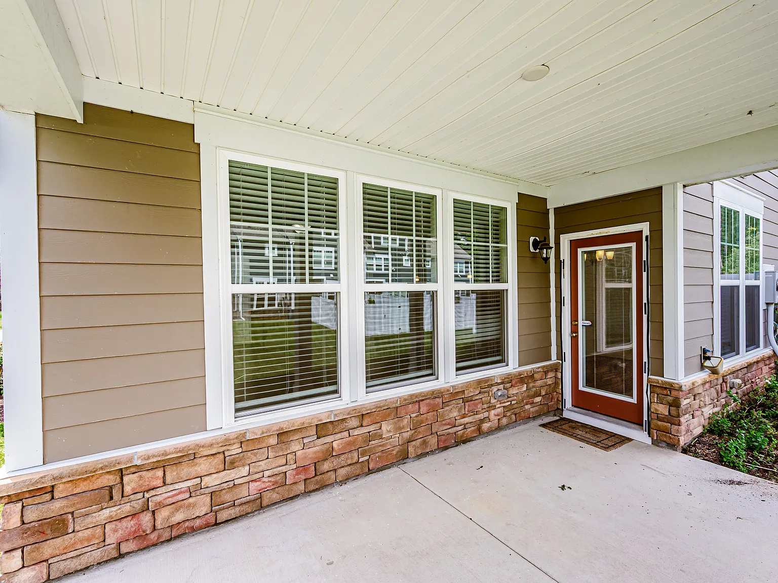 3 bed, 2.5 bath, 2152 sqft, $3,050 — Photo 3