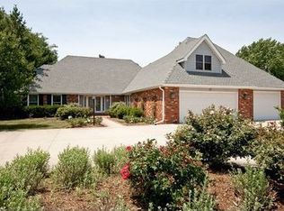 17 Regent Dr, Oak Brook, IL 60523