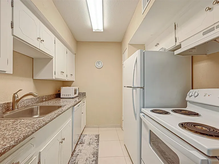 2121 Fountain View Dr #16 — Photo 13