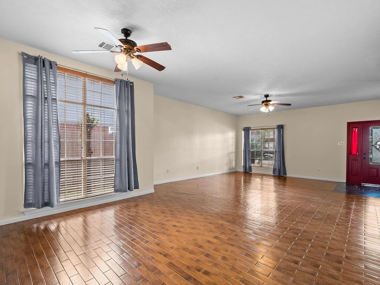 3 bed, 2.0 bath, 2102 sqft, $2,200 — Photo 2