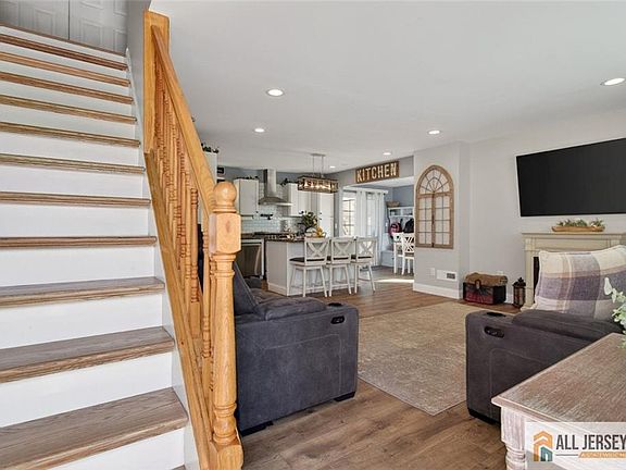 4th image of 78 Johnson St