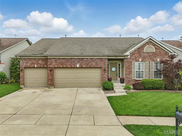 515 Country Chase Dr, Lake Saint Louis, MO 63367
