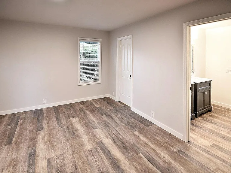 2340 N Warwick Ave — Photo 16