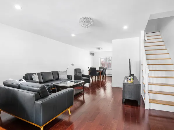 6826 Utopia Pkwy, Flushing, NY 11365