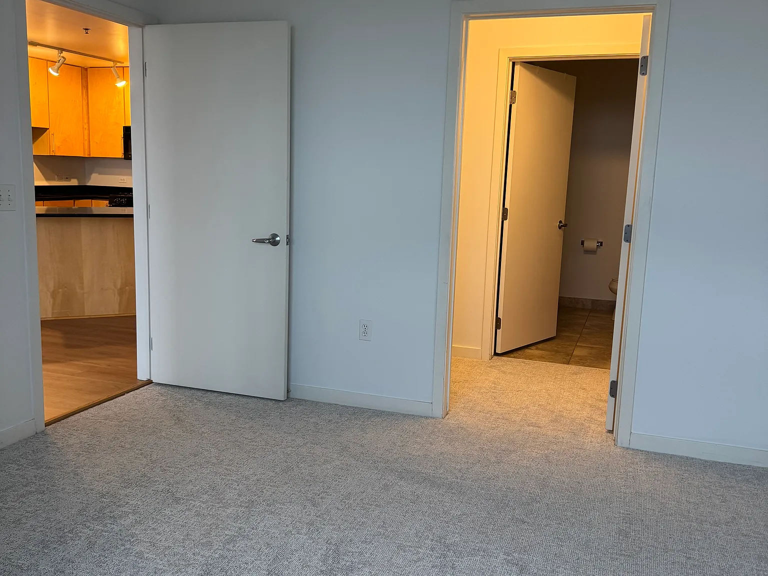 1 bed, 975 sqft, $2,100 — Photo 4