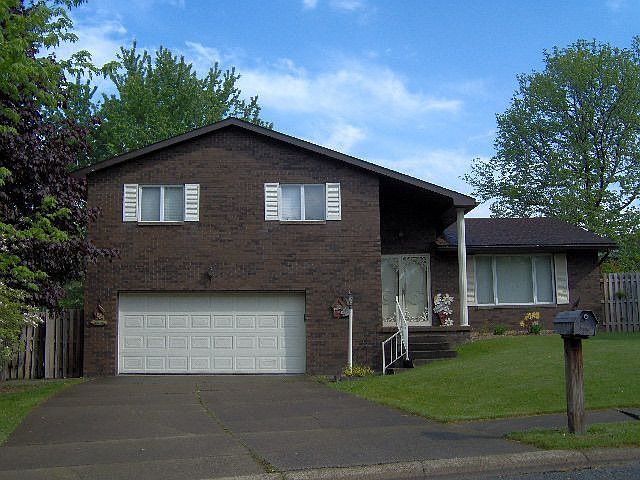 1st image of 128 Lexington Ct
