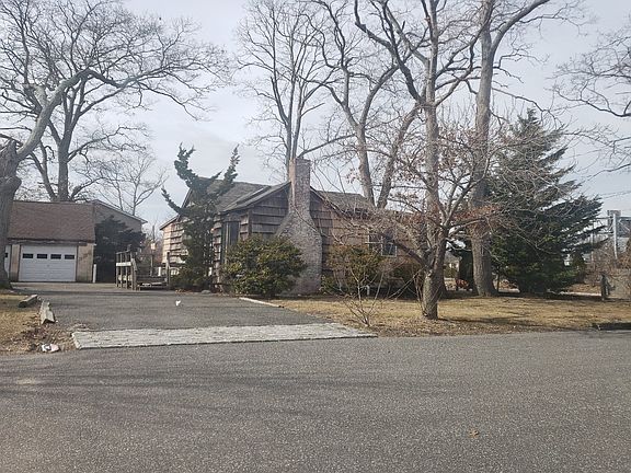3rd image of 136 Roosevelt Ave