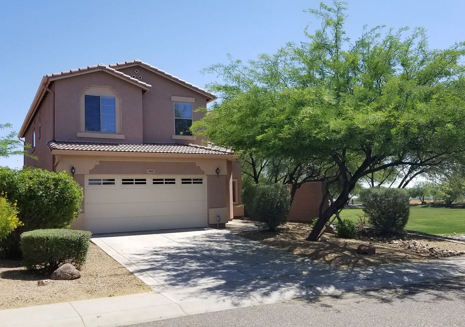 Perfect Entertainer's Dream Home in Anthem — Photo 1