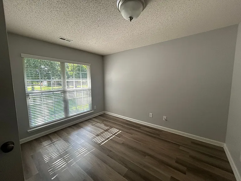 114 Amsterdam Pl — Photo 10