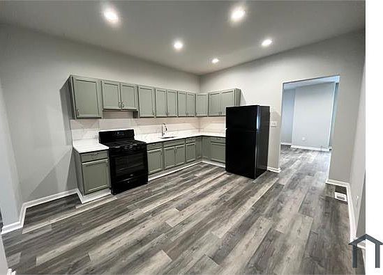1st image of 1124 Victoria Ave