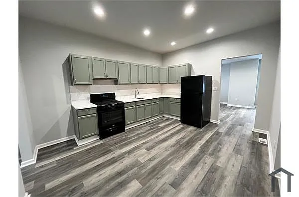 1126 Victoria Ave photo 1