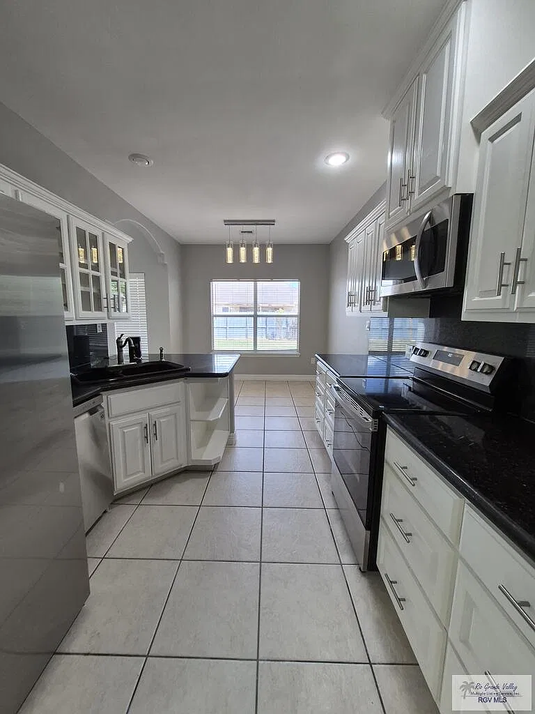 3 bed, 2.0 bath, 1802 sqft, $2,300 — Photo 4