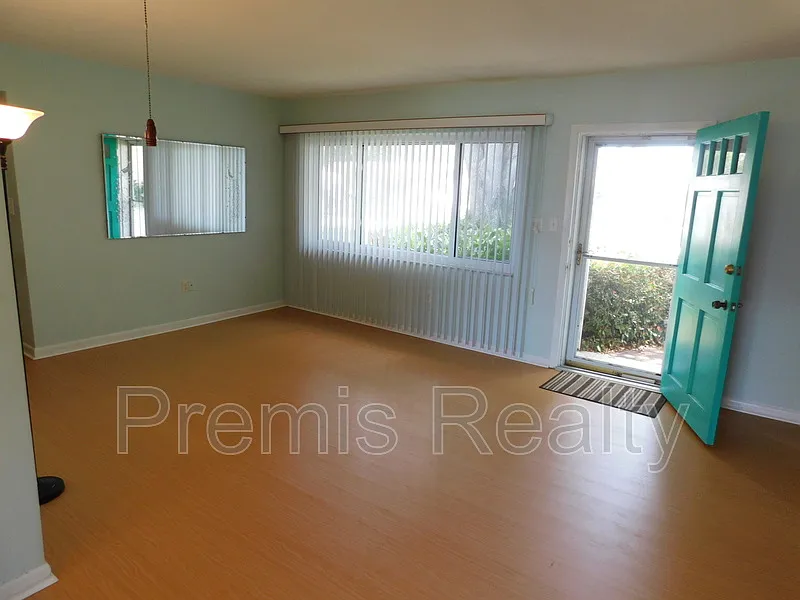 3 bed, 2.0 bath, 1298 sqft, $2,495 — Photo 2