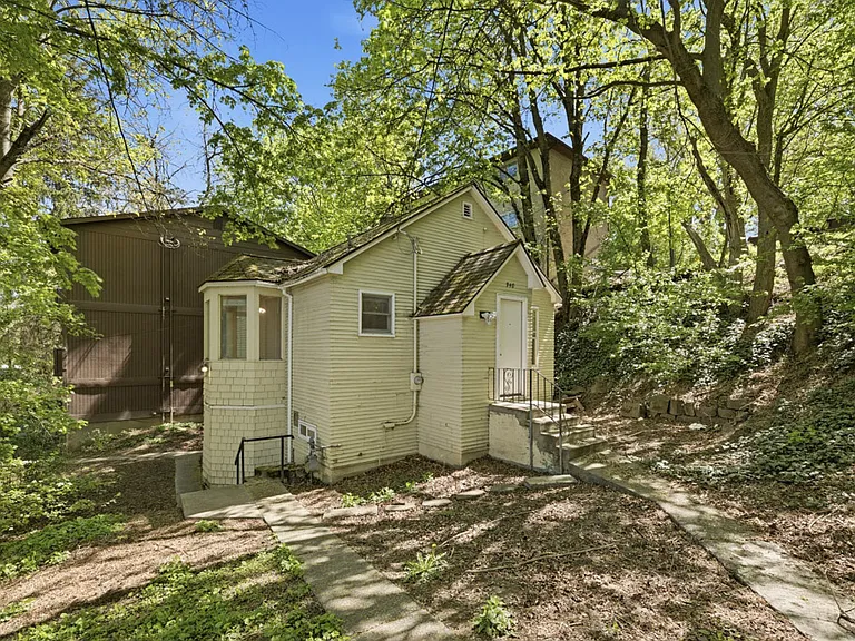 940 NE B St — Photo 1