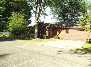24976 Lake Shore Dr, Dowagiac, MI 49047