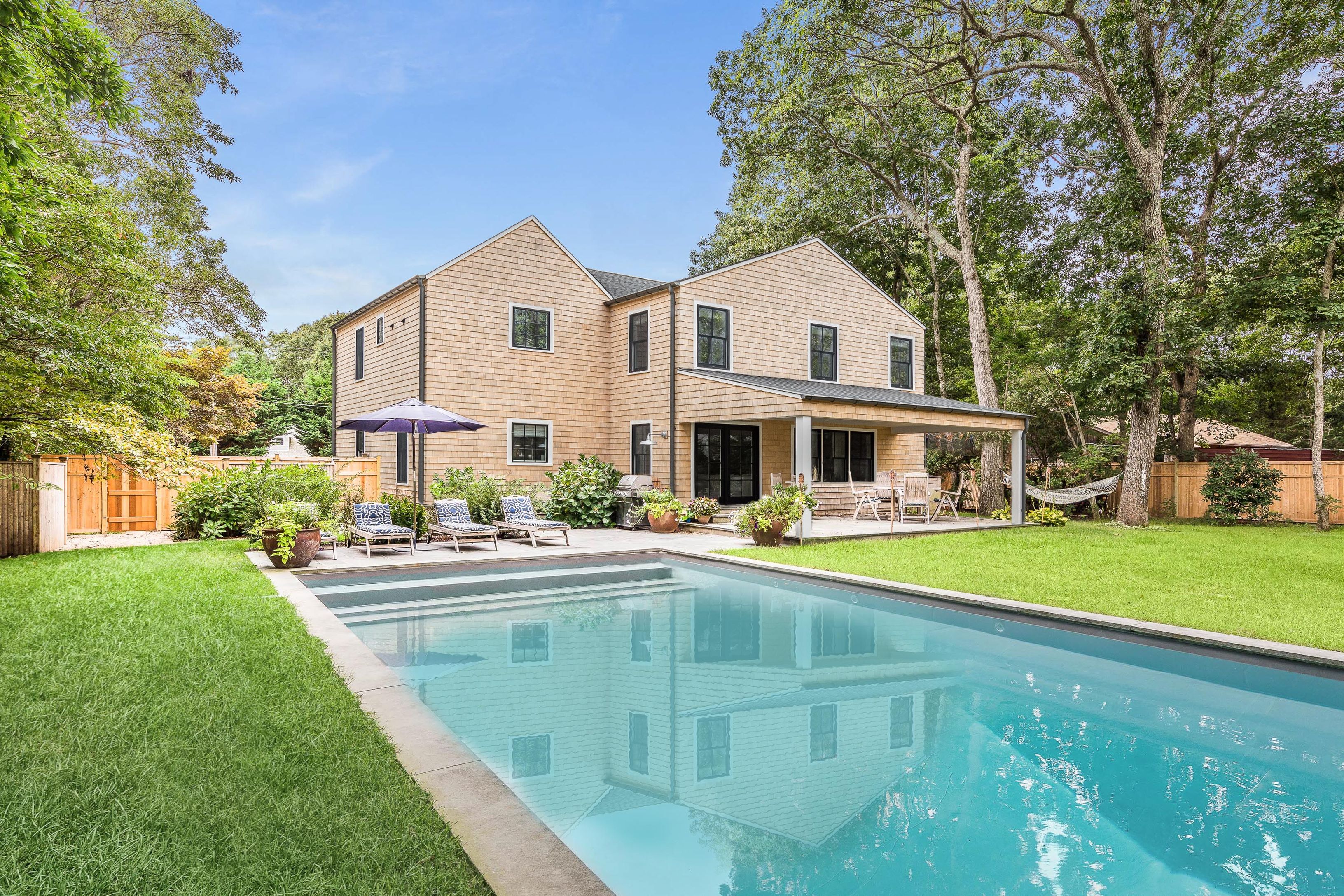 This house was built last year. Дом в Ист-Хэмптоне (House in East Hampton), Лонг Айленд, Нью-Йорк (1990). Ист-Хэмптон коттедж на берегу моря. East Hampton.