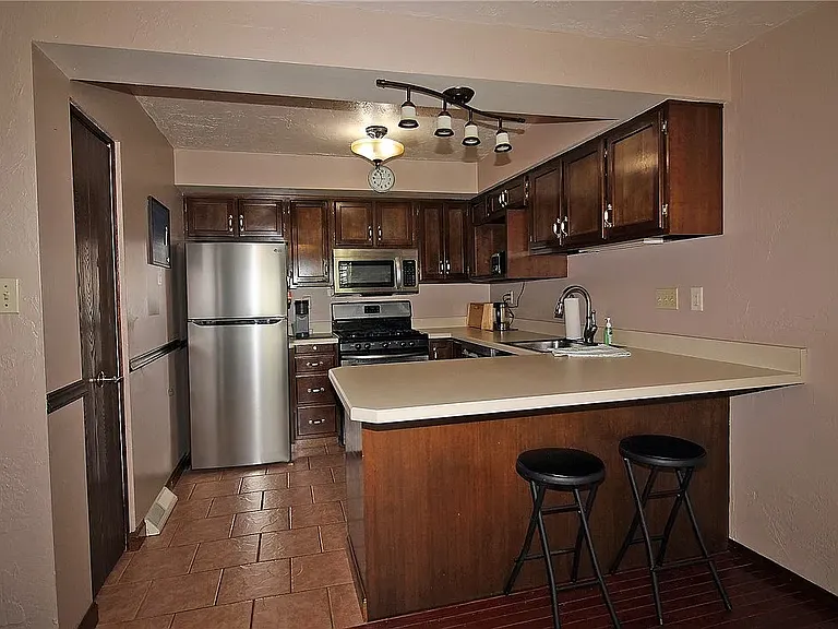211 Greenwood Dr N — Photo 5
