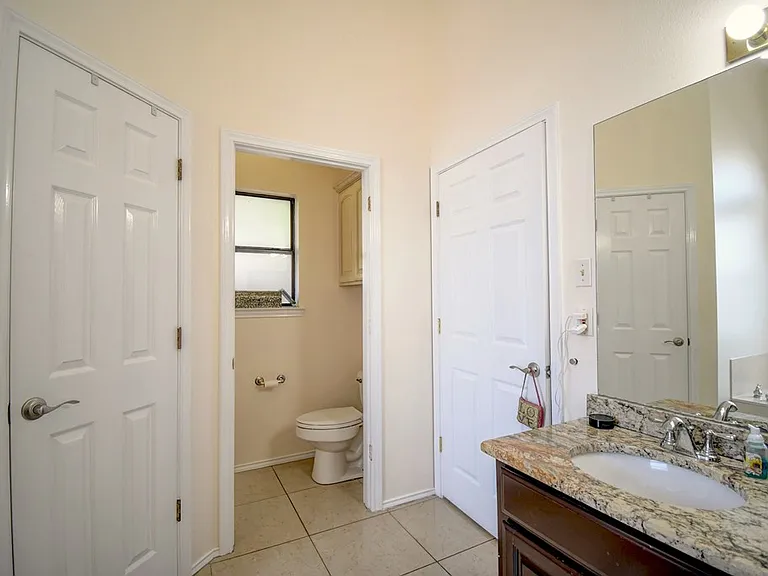719 Oak Hollow Dr — Photo 29